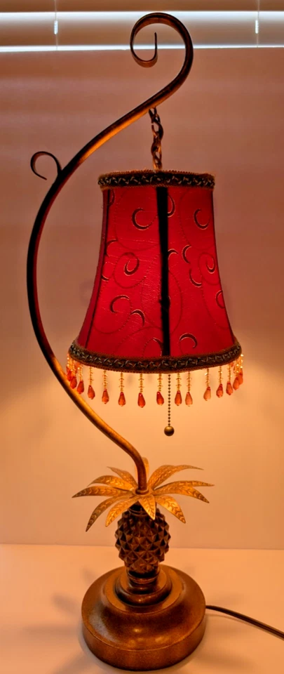 Lámpara de mesa estilo piña Tommy Bahama, pantalla roja con cuentas MCM Foto 3 de 4