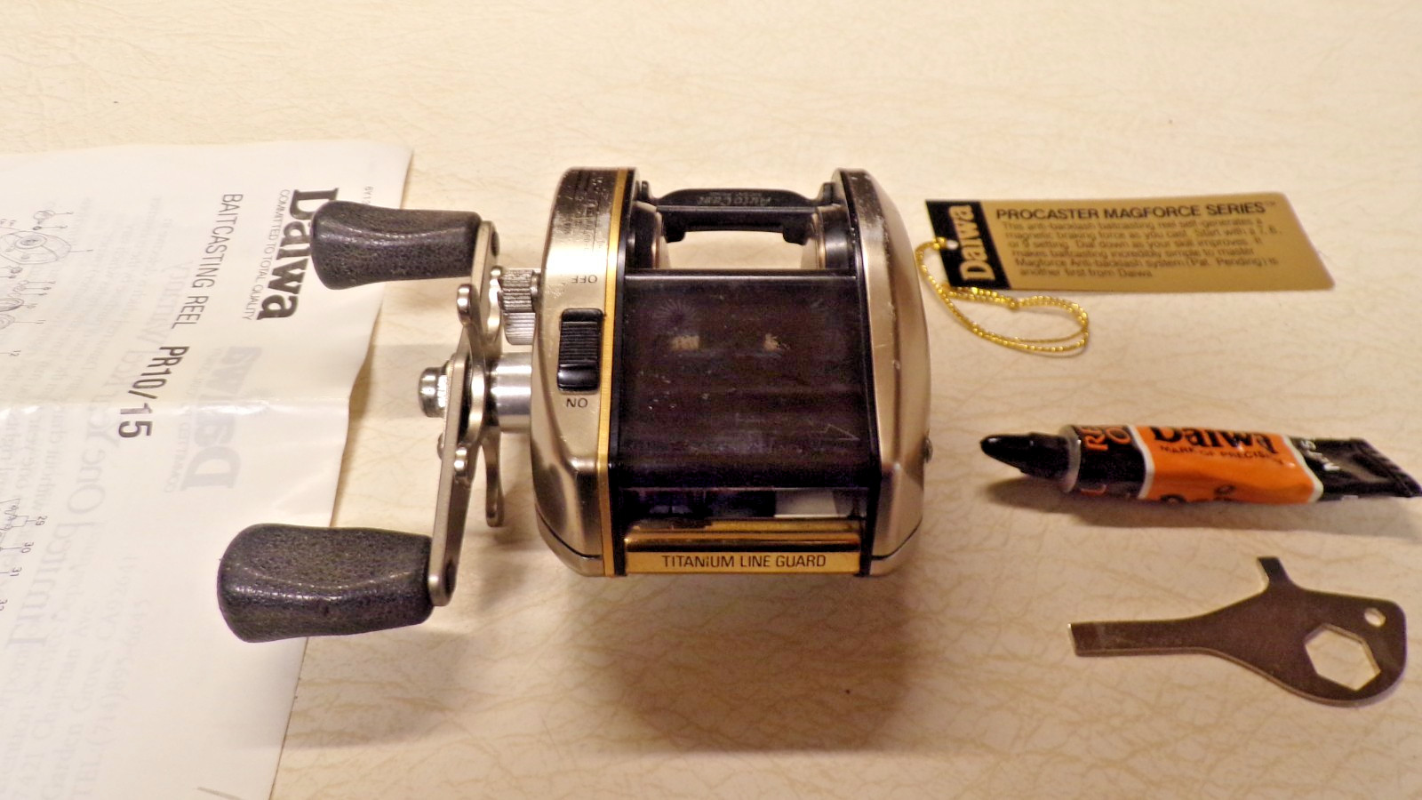DAIWA FISHING REEL - PRO-CASTER TOURNAMENT PT-15 - CLEAN & WORKS GOOD