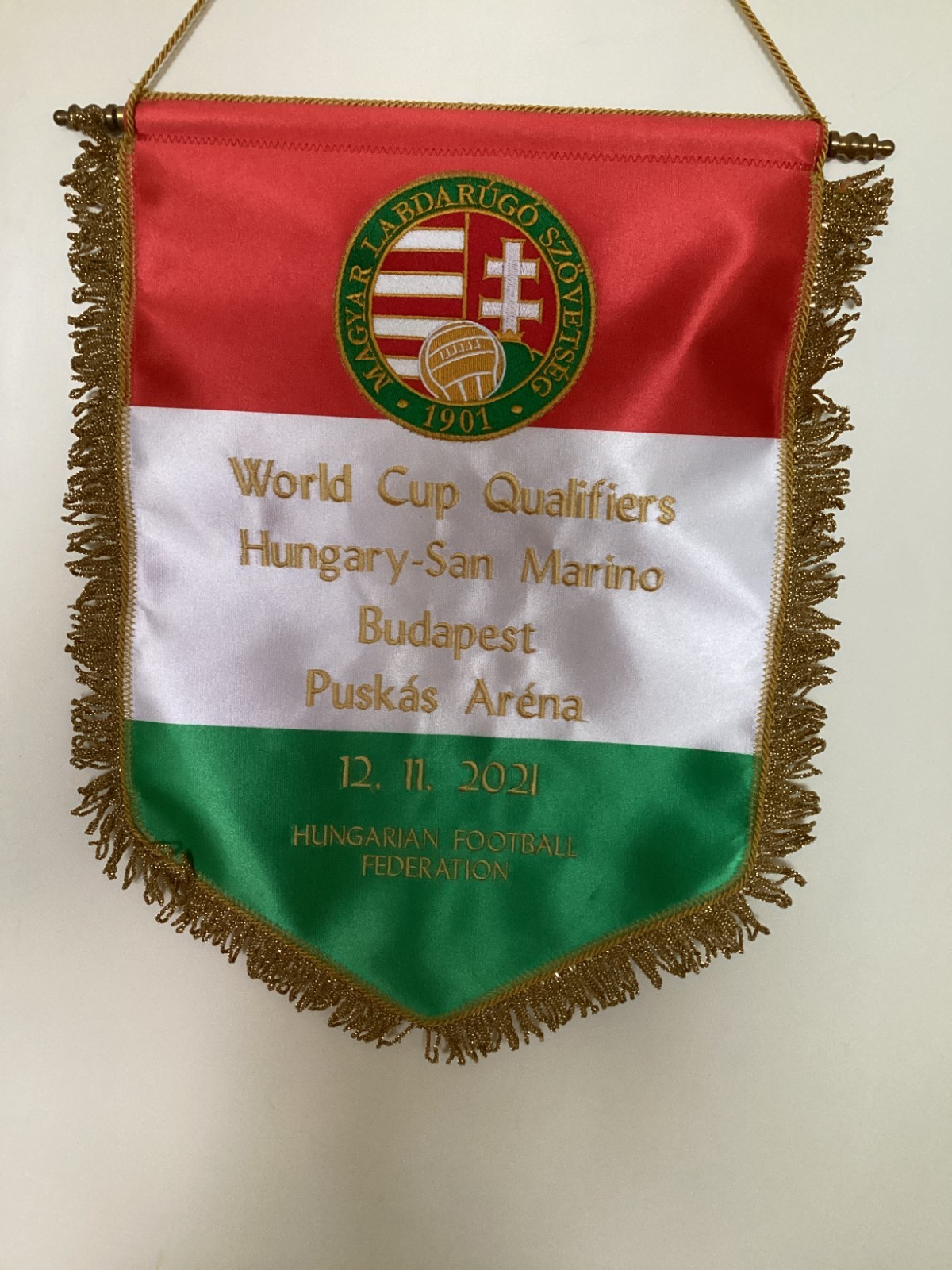 GAGLIARDETTO CALCIO RICAMATO UFFICIALE UNGHERIA - SAN MARINO QUAL. MONDIALI 2022