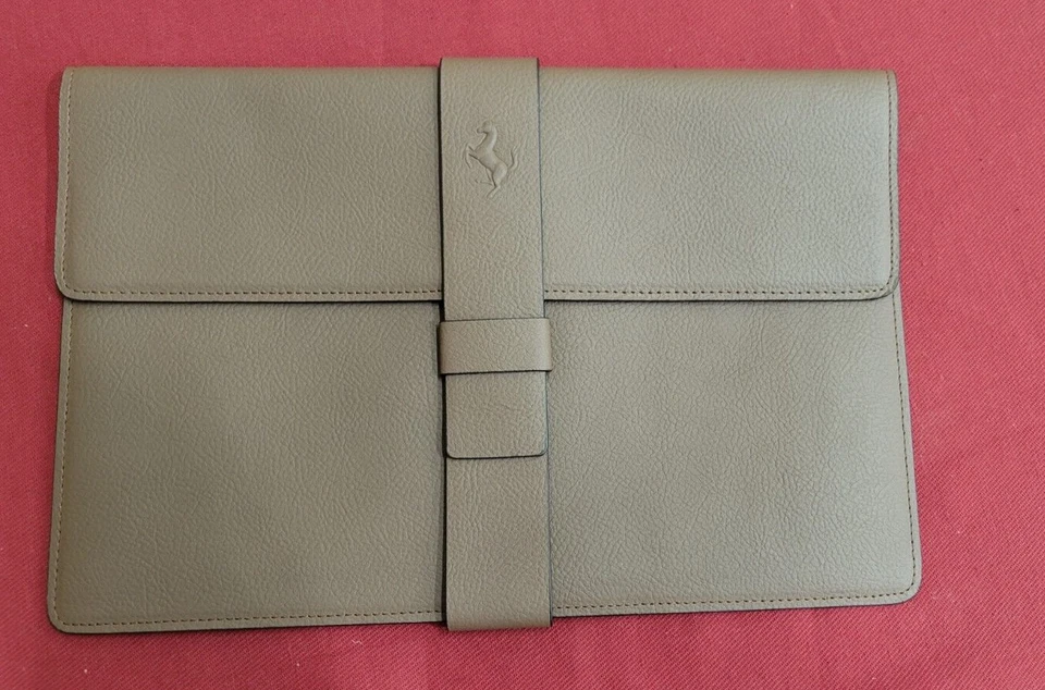 Capa de transporte/anexo de couro marrom Ferrari italiana para iPad - Imagem 4 de 4