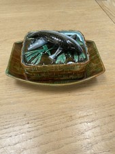 Duże naczynie sardynkowe z pokrywką George Jones Majolica. Stemplowany znak