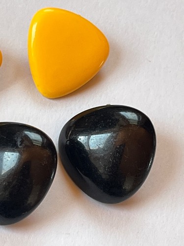 Lot of Black or Yellow Plastic Rounded Triangle Clip Earrings - 7/8th’s x 1 inch - 第 3/8 張圖片