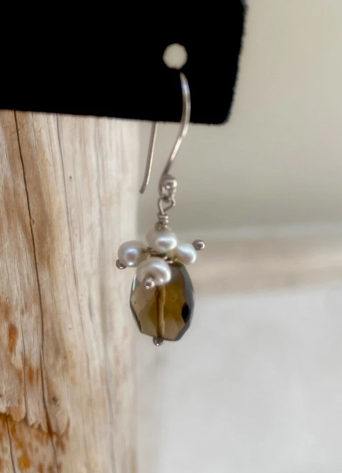 Pendientes delicados hechos a mano; racimo de perlas, topacio marrón colgante Foto 3 de 4