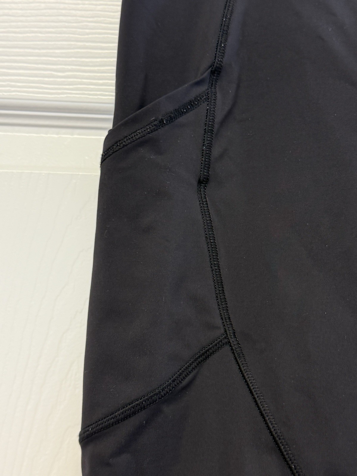 EUC Lululemon Cropped Capri SOLID BLACK LeggingS … - image 5