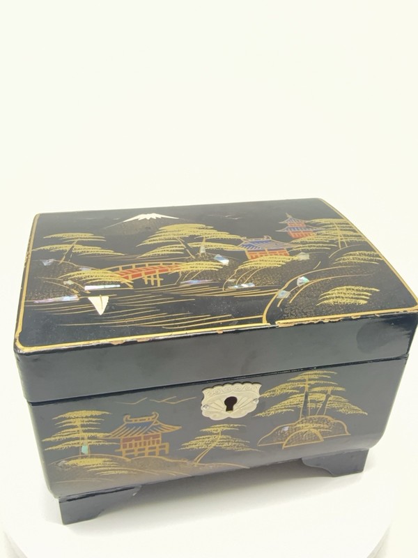 Vintage Pigeon￼Japanese Lacquer Jewelry Music Box Hand Painted Mt. Fuji Works