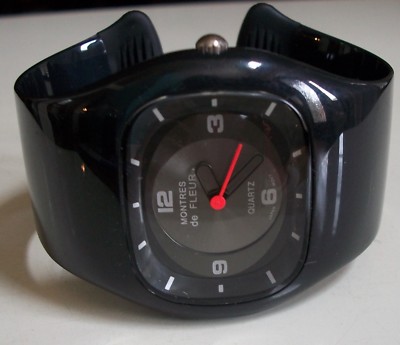 Women's black Casual Wear Fashion Bangle Wrist Watch
