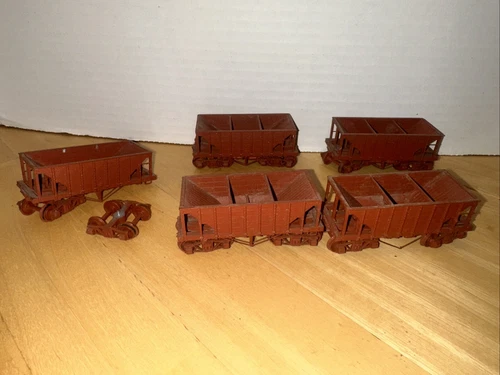 Lot Of 4 + 1 Broken Model Railroad Red Train Coal Hopper Cars Unmarked Movable - Picture 1 of 14