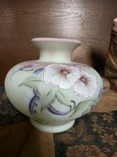 2006 Fenton Connoisseur Collection Hibiscus Garden Vase 7" Mendenhall