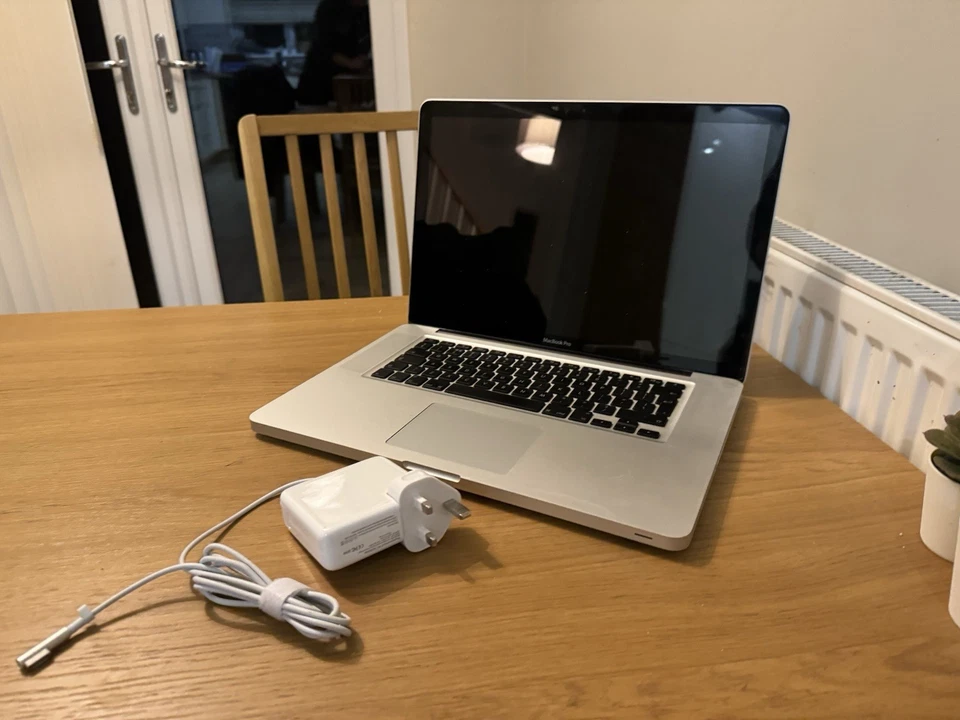 Apple Macbook Pro 15" 2.4GHz ic2 Duo, Nvidia GeForce 9600M, 250gb ssd - Image 2 of 4