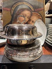 ancien plat couvert rond cloche en metal argenté poincons