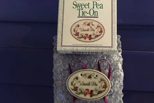 Longaberger 1996 May Series Full-Size Sweet Pea Basket Pottery Tie-On #32883 NEW