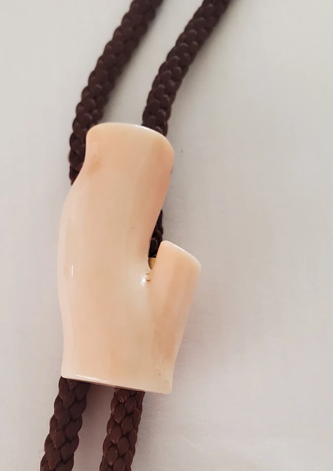 Corbata bolo coral piel de ángel vintage con forma de tronco Foto 2 de 4