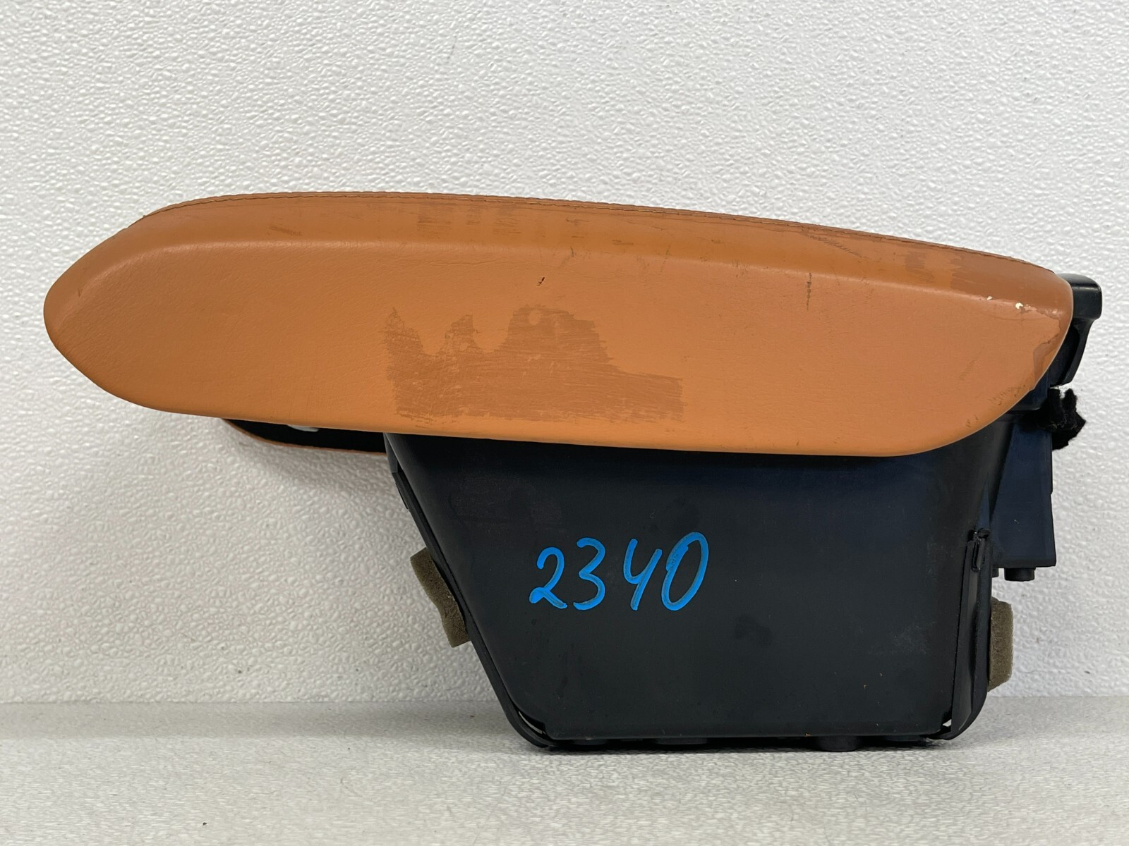 ⭐03-12 MASERATI QUATTROPORTE CENTER CONSOLE STORAGE WITH ARM REST BROWN LOT2340