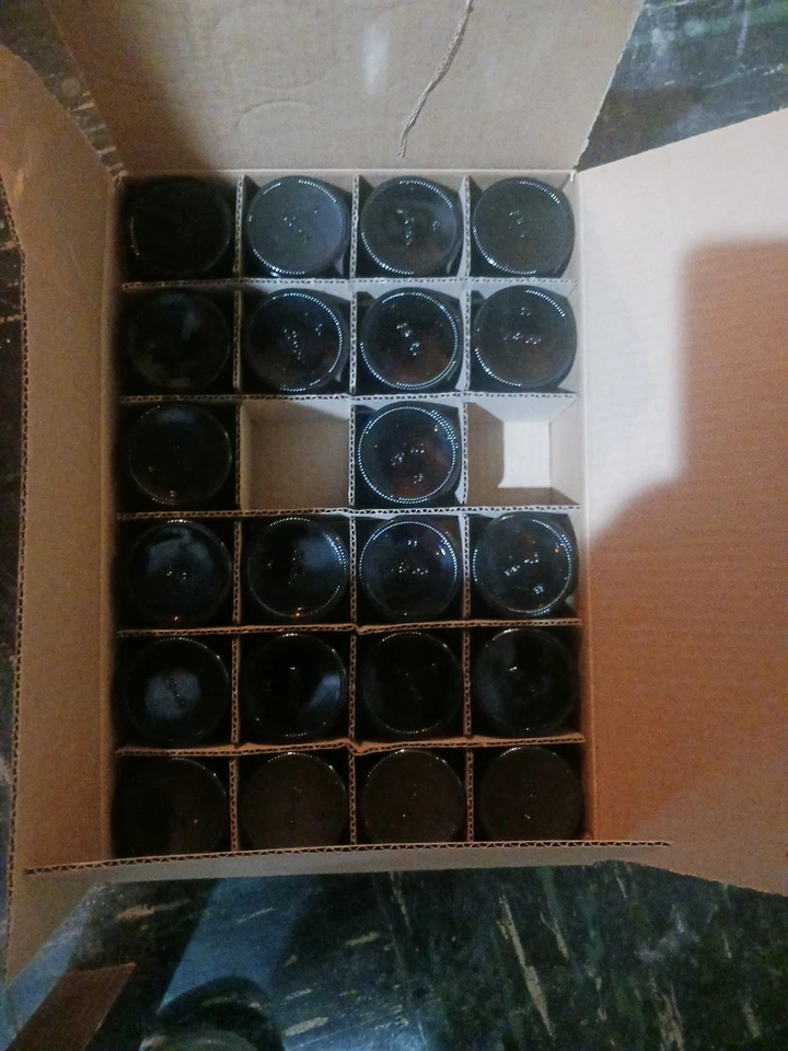 Paquete de 23 frascos de vidrio ámbar de 4 OZ con tapas de corcho incluidas Foto 3 de 3