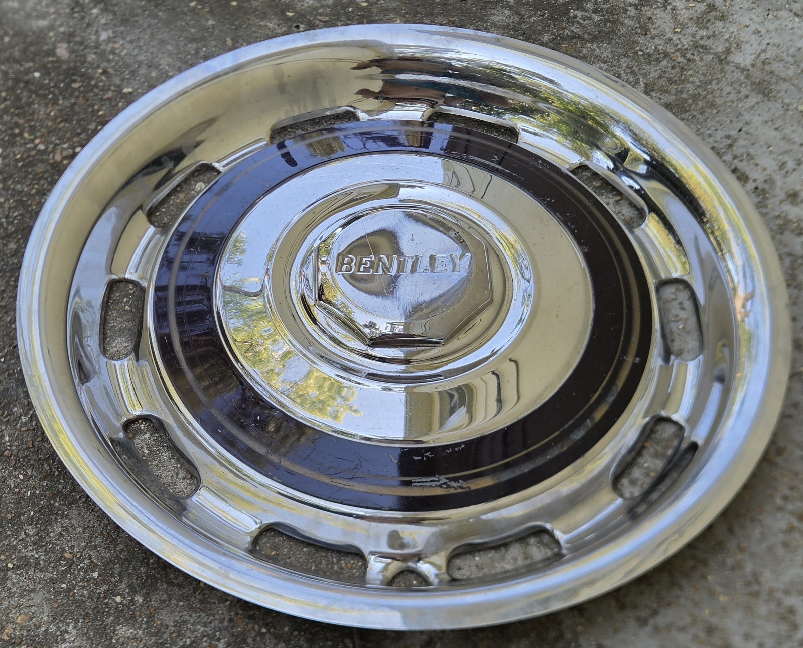 Bentley Mulsanne 1971-1989 Hubcap