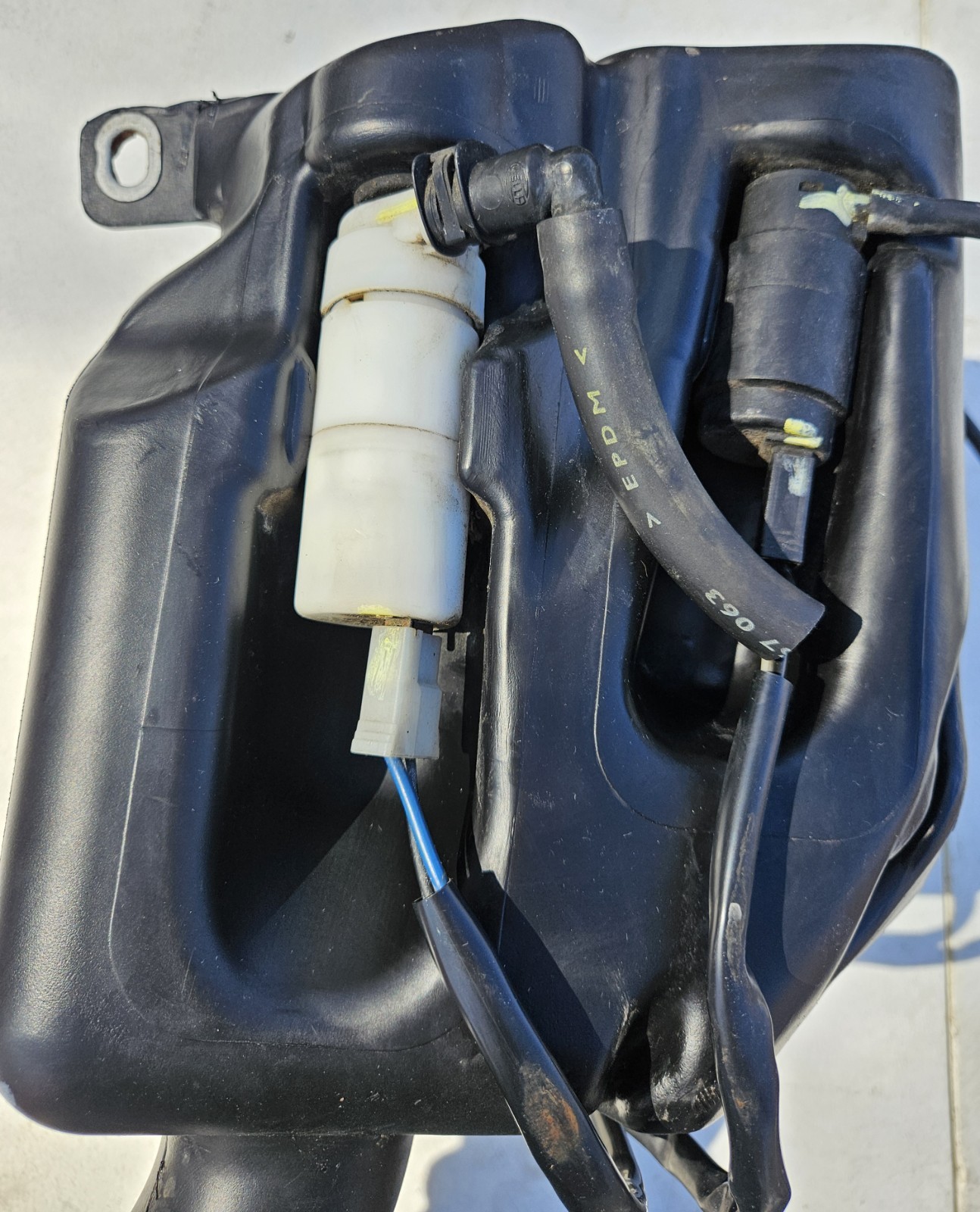 05-08 Maserati Quattroporte Windshield Washer Fluid Bottle Reservoir Tank M139