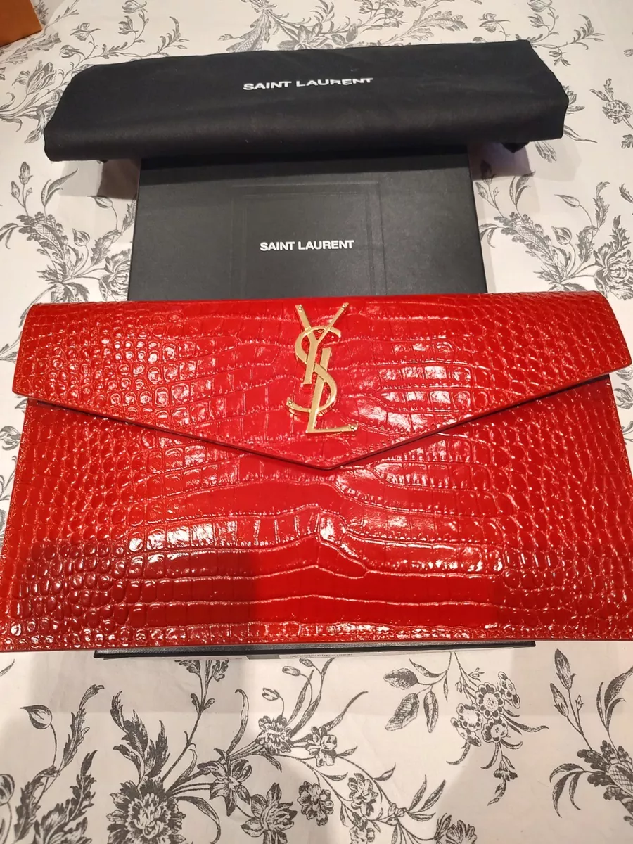 STAPLE PIECE IN LUXURY COLLECTION 👝 SAINT LAURENT (YSL) UPTOWN POUCH  REVIEW - YouTube