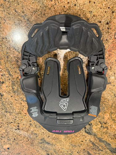 leatt 4.5 neck brace DBX 5 Degree. See photos for size
