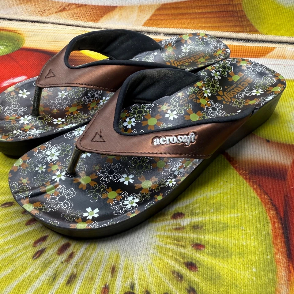 Aerosoft Womens Floral Print Wedge Flip Flops Size 8 Brown/Black Sandals  - Image 2 of 4