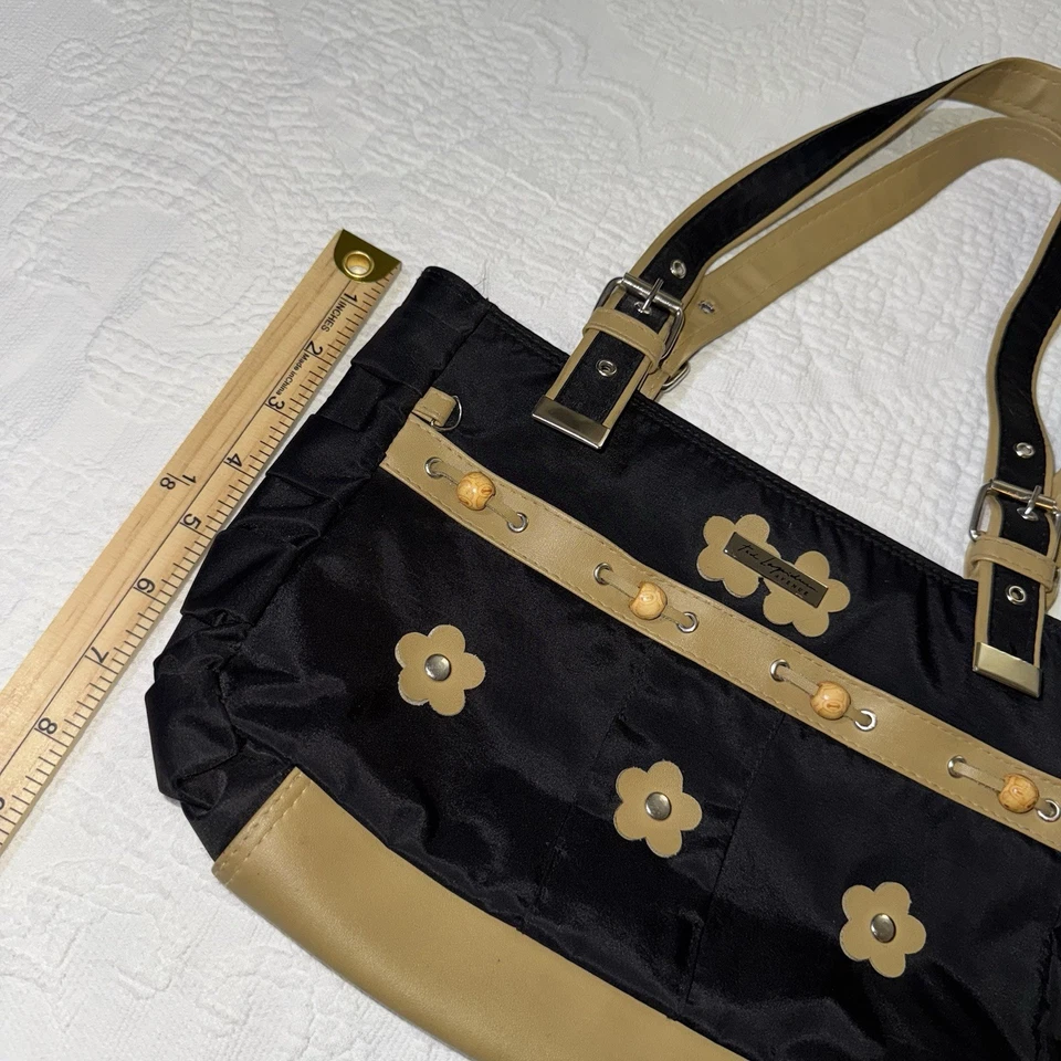 Bolso de hombro de nailon negro y tostado Y2K correas ajustables decoración floral 3D madera Foto 4 de 4