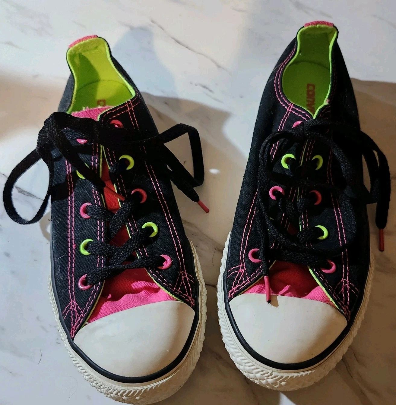 Converse All Stars nere basse rosa caldo accenti verdi grandi bambini taglia 4 anni 90 usate in ottime condizioni