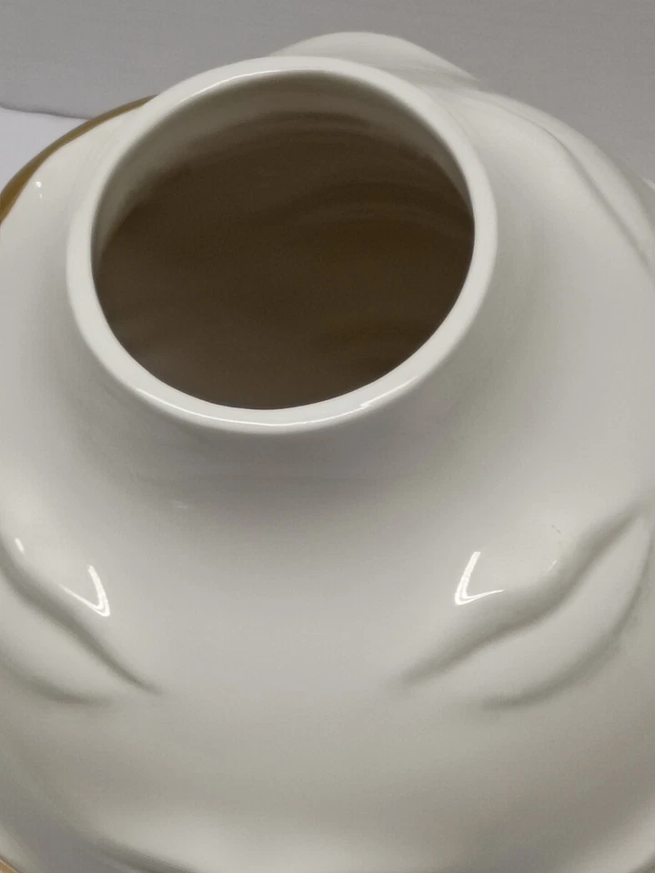 Vaso redondo de gala dourado Jonathan Adler porcelana ouro branco com lábios em relevo - Imagem 3 de 4