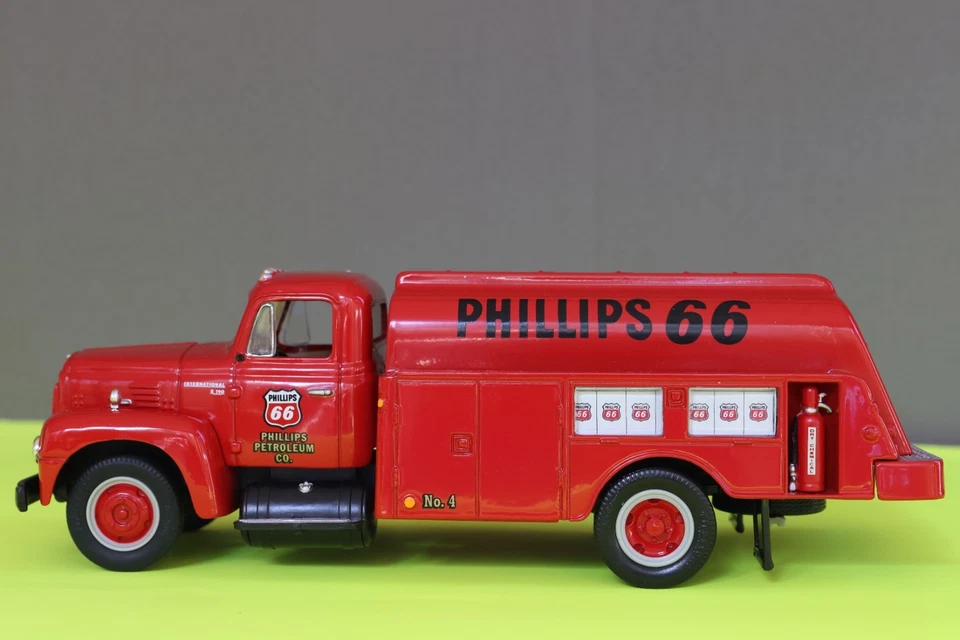 First Gear PHILLIPS 66 Fuel Tanker 1957 International R-190 1:34 NEW 19-1706 - Image 3 of 4