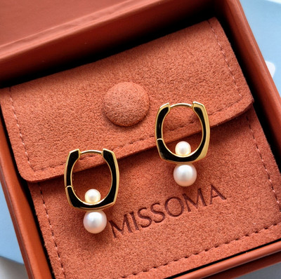 Missoma Button Pearl Small Earrings Chunky Chubby Ovate Gold RRP £145 NEW BOXED