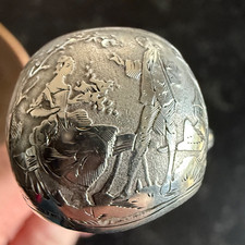 Pince à sucre  argent massif,  décor de scène galante