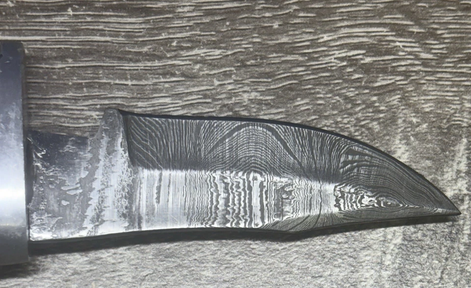 Cuchillo desollador táctico de caza de hoja de acero Damasco forjado a mano hecho a medida EDC Foto 3 de 4