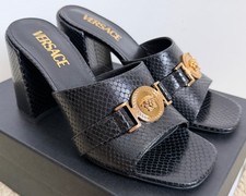 Nuevo en caja Versace Tribute Medusa Logo Moneda de Oro Negro Serpiente Mula Bombas Talla 37 7 $1395