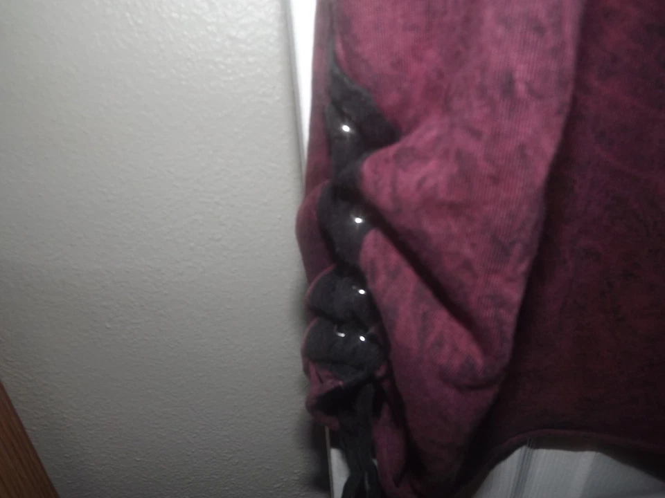 Camiseta Affliction Serie Estándar Borgoña Con Cordones Laterales Para Mujer Talla XL Foto 2 de 4