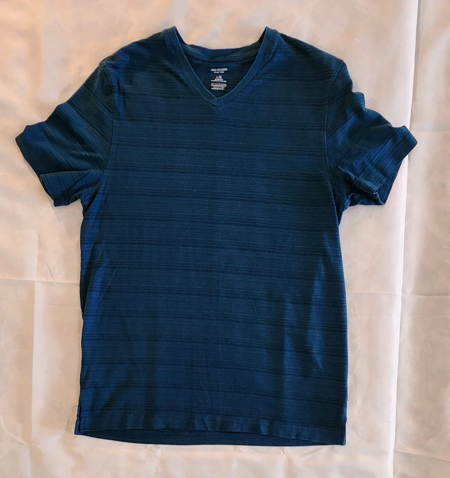 Camiseta Van Heusen Never Tuck Calce Ajustado Hombres Manga Corta Cuello en V Azul Aqua-L Foto 2 de 4