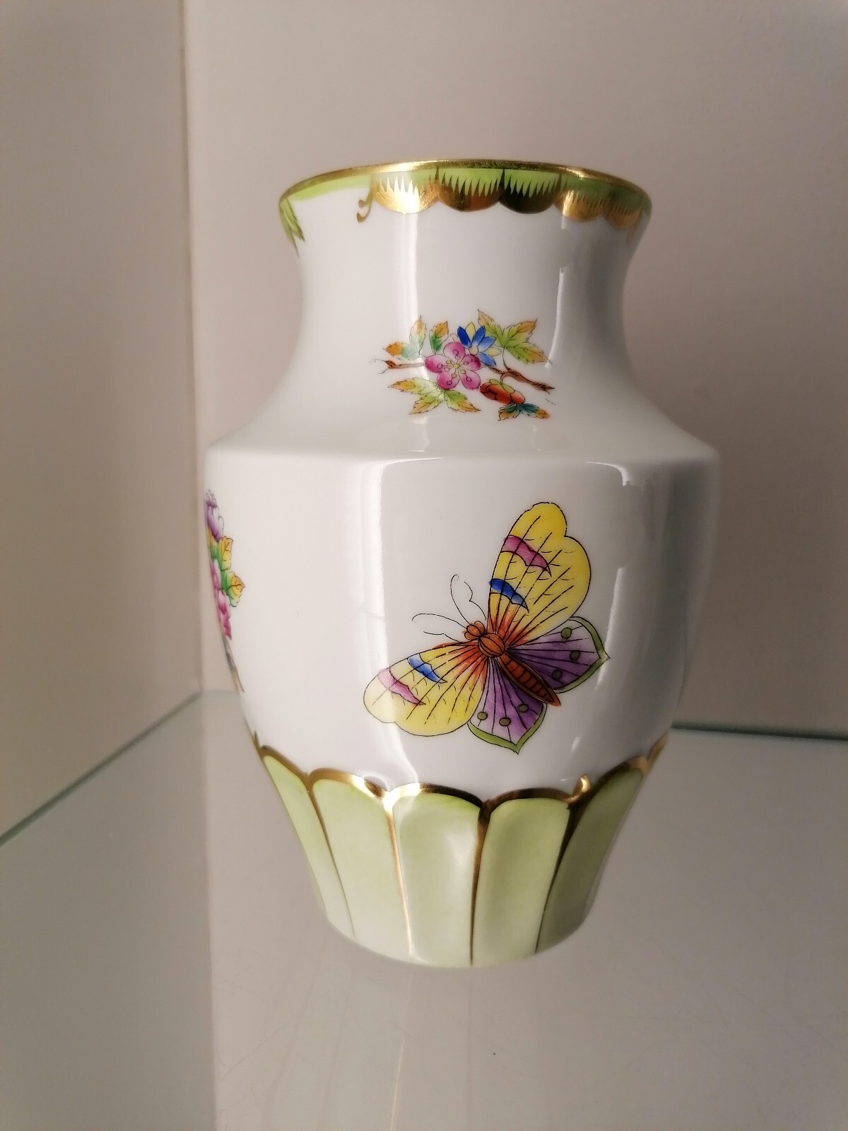 Herend Vase Victoria Blumen und Schmetterling Malerei Goldränder VBO