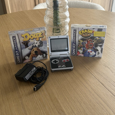 Nintendo Game Boy Advance SP NES-Design silber Klappkonsole + 2 Spiele