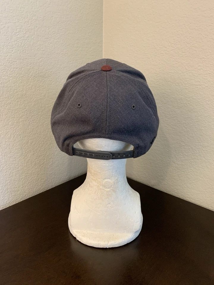 Gorra RVCA - Sarga Gris Granate Deportiva Bordado Logo Snapback Ajuste Medio Gorra Camionero Foto 4 de 4