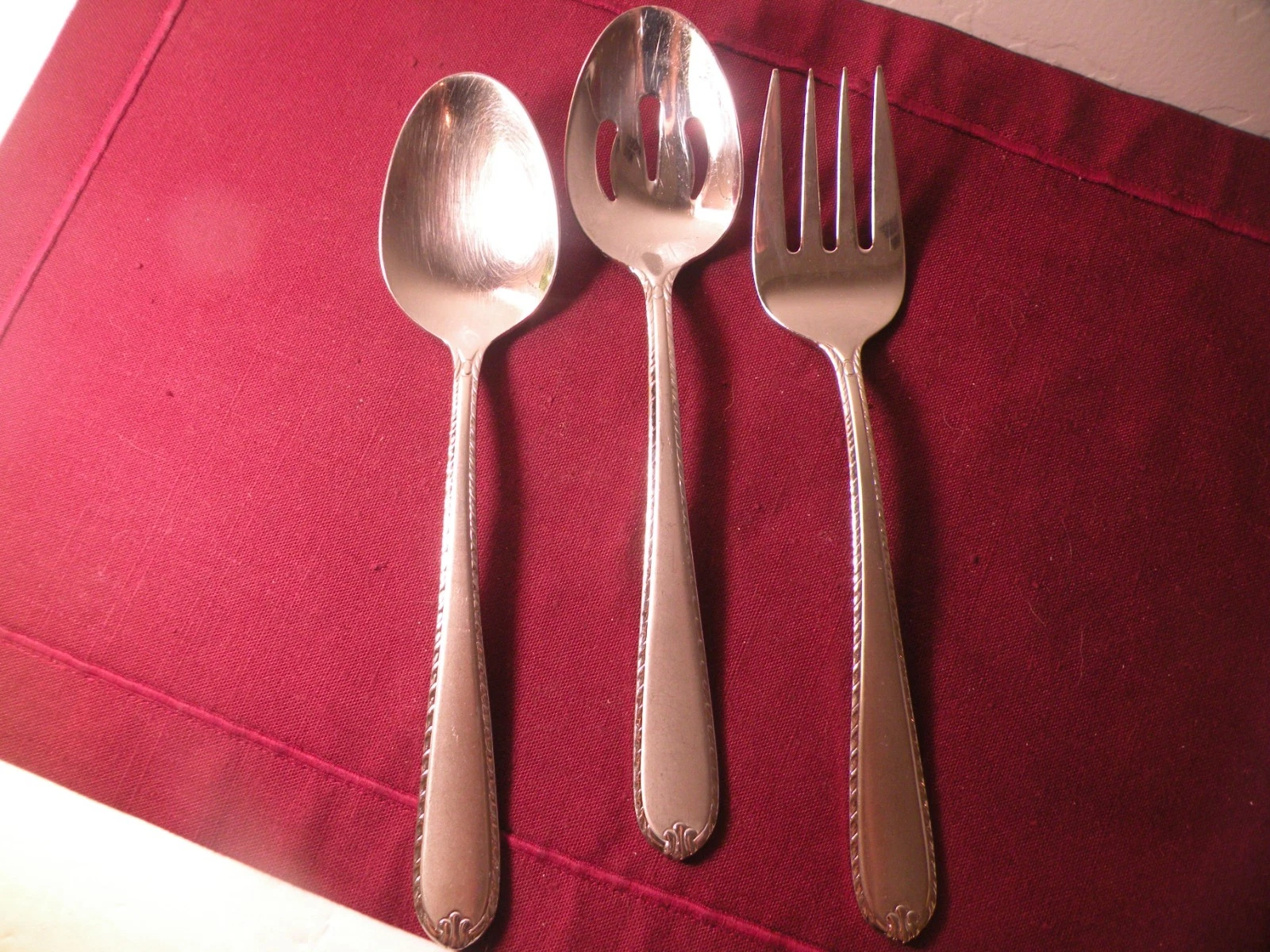Set Of 3 Serving Pieces Hampton Rachelle Frost Stainless Solid Slotted Soon Fork
Opens in a new wind