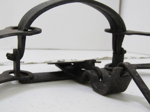 OLD VINTAGE STEEL METAL ANIMAL TRAP HUNTING VICTOR - Picture 3 of 3