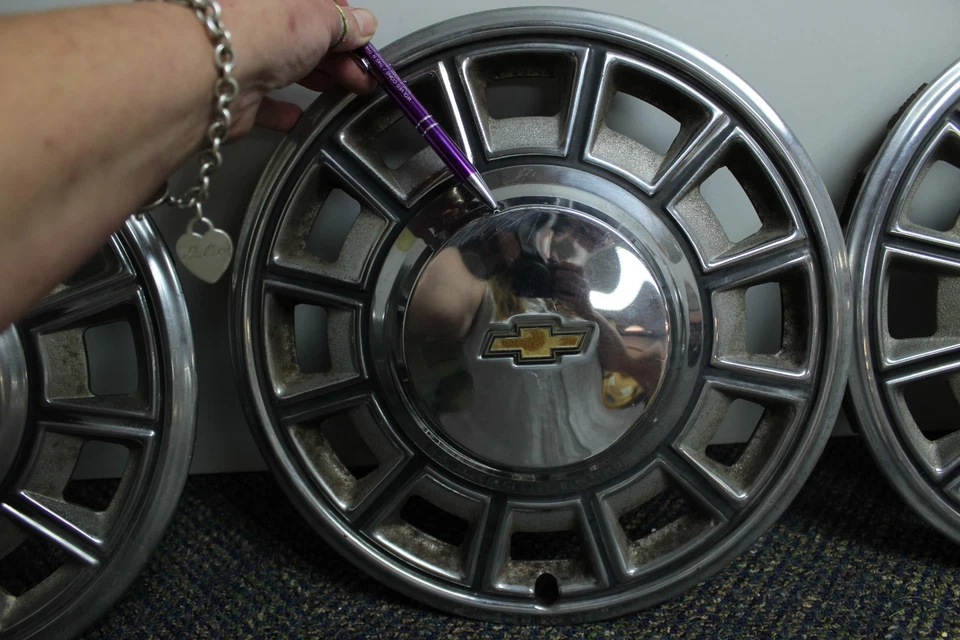 Оригинальный комплект из 4 13-дюймовых колпаков ступицы галстука-бабочки GM 1980-1984 Chevrolet Citation (SVM14A) от оригинального производителя - Изображение 4 из 4