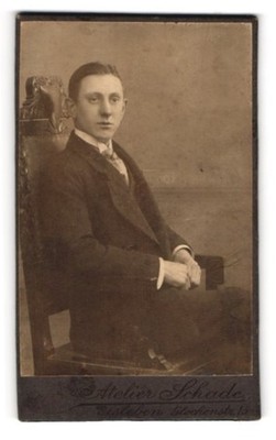 Fotografie Atelier Schade, Eisleben, Glockenstr. 15, Junger Herr im Anzug mit K 