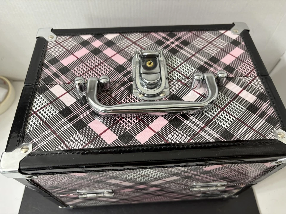 Estuche de Transporte Tren Maquillaje Caboodles Negro ROSA Cuadros Charol Foto 3 de 4