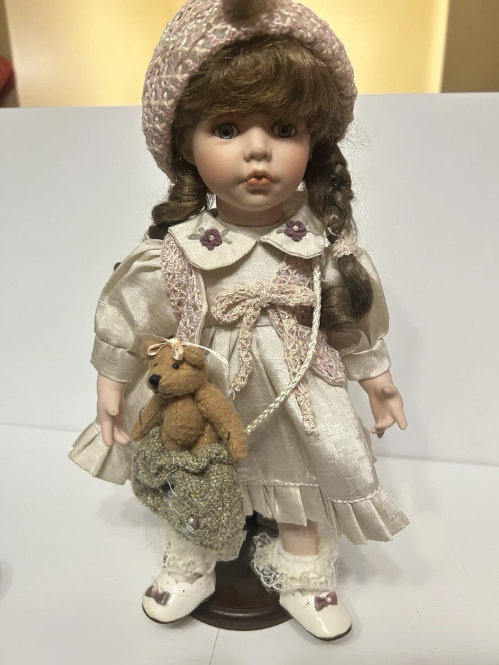 Gepeddo 13" Muñeca Stephanie 80’d Vestido Marfil, Baret Malva y Chaleco, Púrpura con Oso. Foto 3 de 4