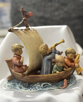 Goebel Hummel Land in Sight 530 Figurine