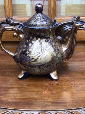 SELTENES ROYAL DOULTON MIT PFAU UND BLUMEN BLAU/GOLD DESIGN, JUGENDSTIL.
