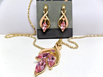 TRIFARI SIGNED VINTAGE PINK ENAMEL & CRYSTAL NECKLACE SET!