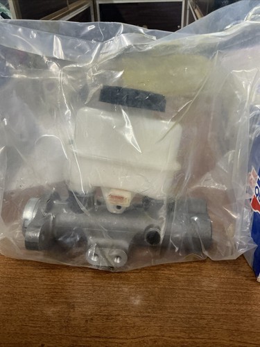 Brake master cylinder for Nissan Frontier 2000-2002 M630101 M630102 MC390838 NOS - Picture 2 of 4