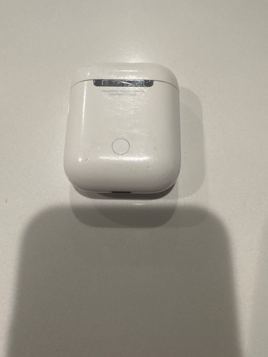 Apple - AirPods with Charging Case【中古】 Apple AirPods 2nd Generation with Charging Case - White used