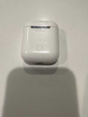Apple AirPods 2nd Generation with Charging Case - White used light