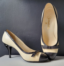 ICONIC CHANEL CREAM  BLACK LEATHER PUMPS w/ BLACK LACQUER INDENTED HEEL Sz 37