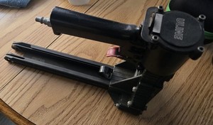 Uline H-1027 Pneumatic Carton Stapler Stick Stapler C 5/8"